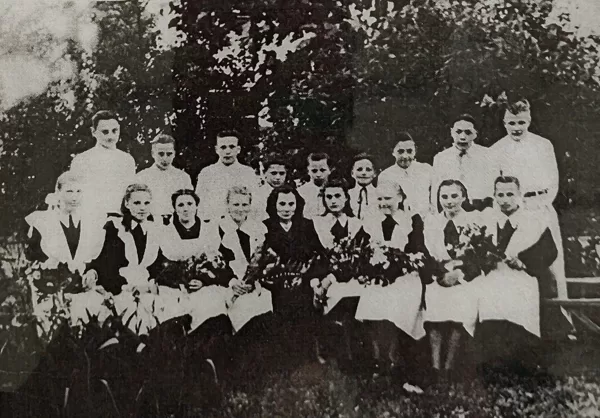 Dvietes absolventi 1955. gadā. Dvietes muižas arhīvs.
