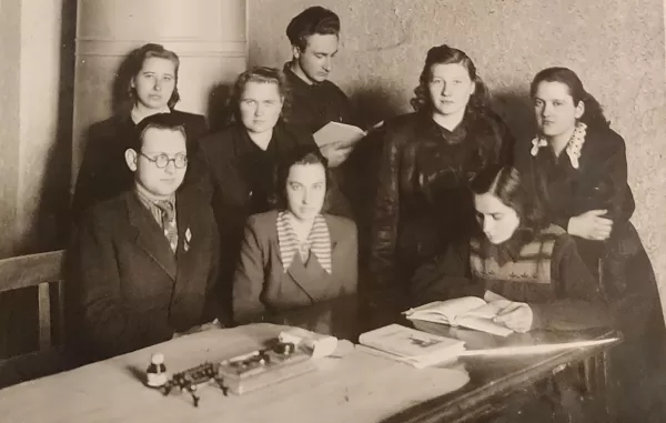Dvietes skolas skolēni un skolotāji 1955. gadā. Dvietes novadpētniecības krātuve.