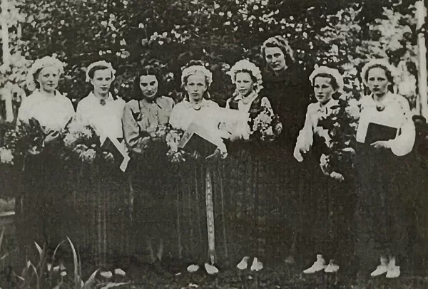 Dvietes absolventi 1956. gadā. Dvietes muižas arhīvs.