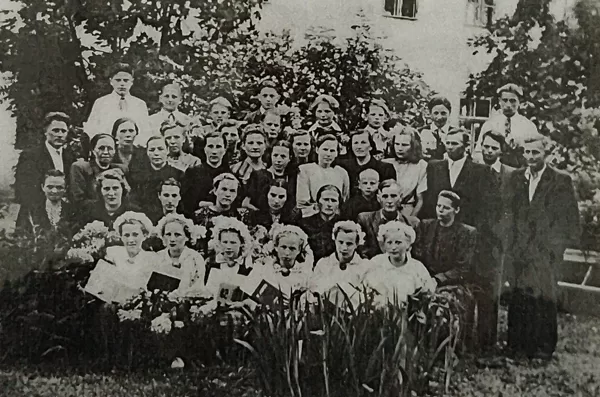 Dvietes absolventi 1956. gadā. Dvietes muižas arhīvs.