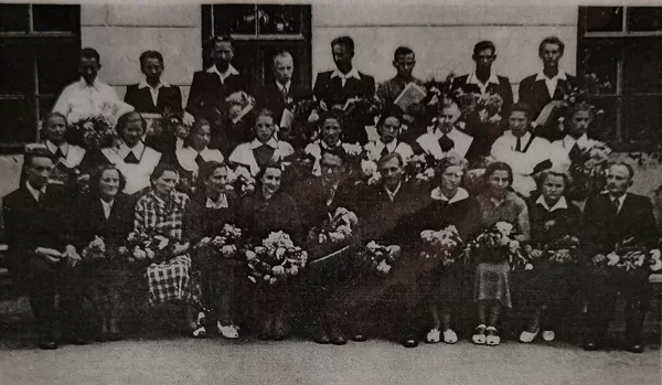 Dvietes absolventi 1957. gadā. Dvietes muižas arhīvs.