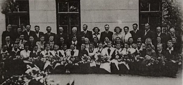Dvietes absolventi 1957. gadā. Dvietes muižas arhīvs.