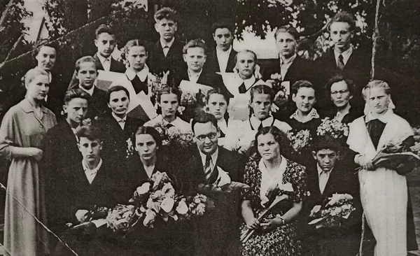 Dvietes absolventi 1959. gadā. Dvietes muižas arhīvs.