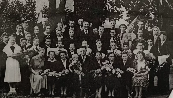 Dvietes absolventi 1959. gadā. Dvietes muižas arhīvs.