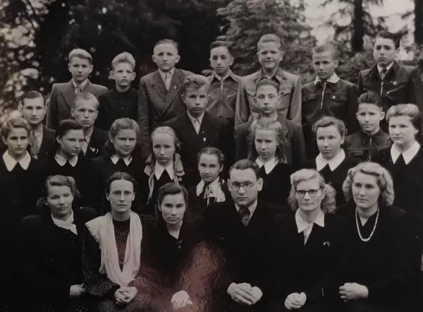 Dvietes skolas skolēni un skolotāji 1951. gadā. Dvietes muižas arhīvs.