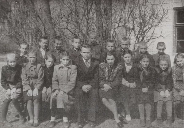 Dvietes skolas skolēni un skolotāji. Dvietes muižas arhīvs.