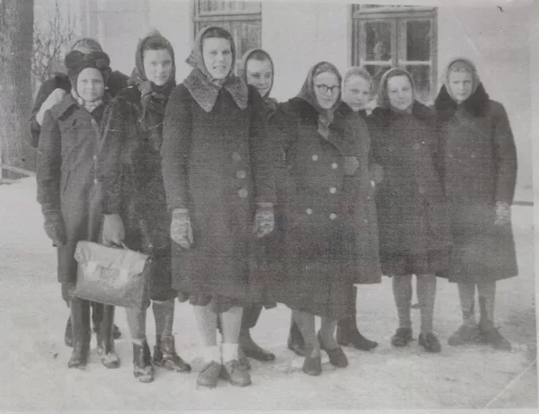 Dvietes skolas skolēni un skolotāji. Dvietes muižas arhīvs.