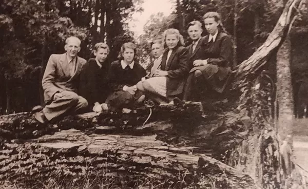 Dvietes skolas skolēni un skolotāji. Dvietes muižas arhīvs.