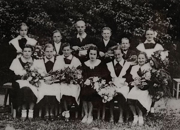 Dvietes absolventi 1960. gadā. Dvietes muižas arhīvs.