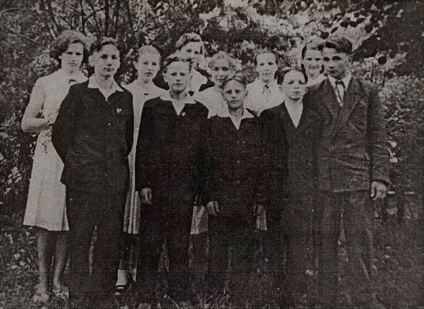 Dvietes absolventi 1961. gadā. Dvietes muižas arhīvs.