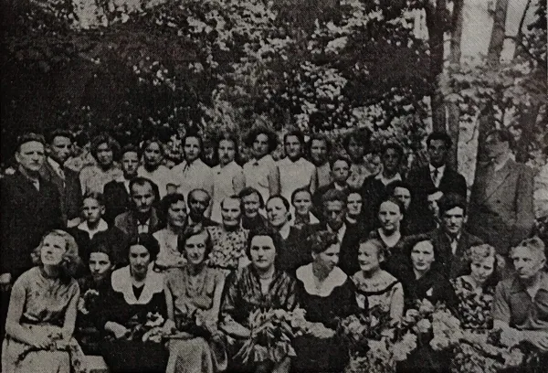 Dvietes absolventi 1961. gadā. Dvietes muižas arhīvs.