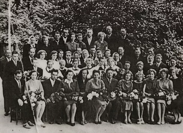 Dvietes absolventi 1963. gadā. Dvietes muižas arhīvs.