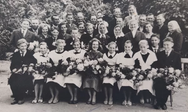 Dvietes absolventi 1963. gadā. Ritas Stapkevičas arhīvs.
