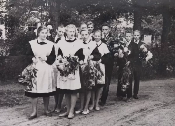 Dvietes absolventi 1963. gadā. Ritas Stapkevičas arhīvs.