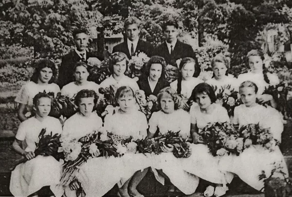 Dvietes absolventi 1964. gadā. Dvietes muižas arhīvs.