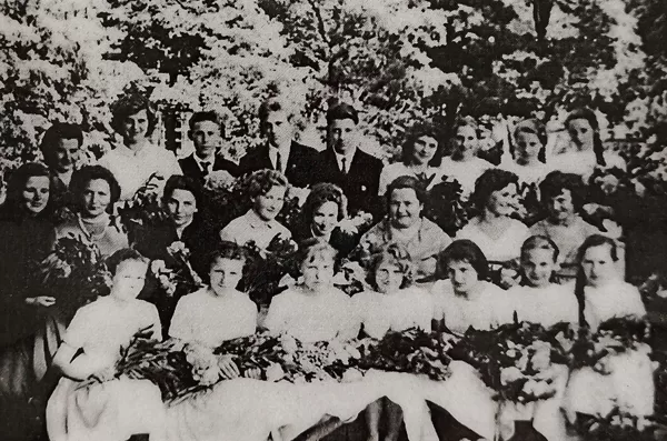 Dvietes absolventi 1964. gadā. Dvietes muižas arhīvs.