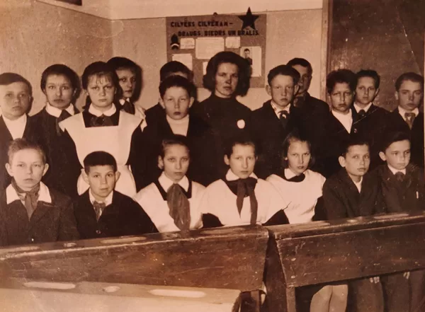Dvietes skolēni un skolotāja 1964. gadā, 6. klase. Annas Zemnickas arhīvs.