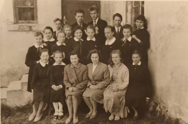 Dvietes skolas skolēni un skolotāji 1964. gadā. Dvietes novadpētniecības krātuve.