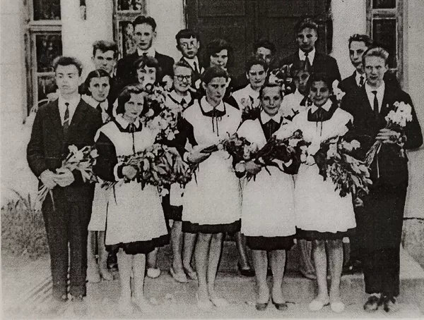 Dvietes absolventi 1965. gadā. Dvietes muižas arhīvs.