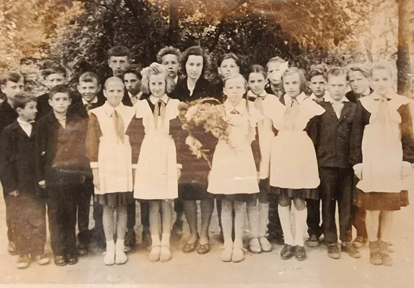 Dvietes skolas skolēni un skolotāji 1965. gadā. Dvietes novadpētniecības krātuve.