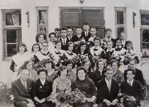 Dvietes absolventi 1965. gadā. Dvietes muižas arhīvs.