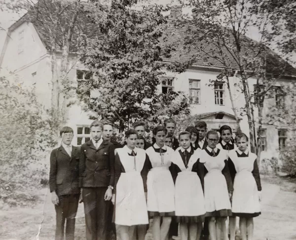 Dvietes skolas skolēni 1965. gadā. Dvietes muižas arhīvs.