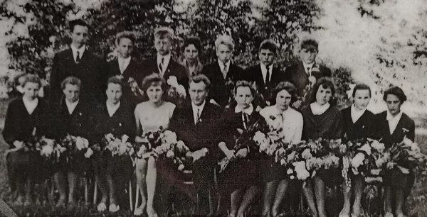 Dvietes absolventi 1966. gadā. Dvietes muižas arhīvs.