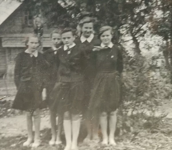 Dvietes skolēni un skolotāja 1966. gadā, 7. klase. Annas Zemnickas arhīvs.