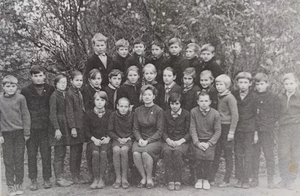 Dvietes skolēni un skolotāja aptuveni 1965. gadā. Arvīda Geriņa arhīvs.