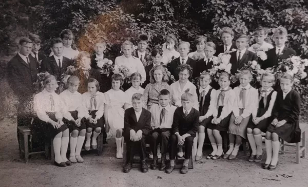 Dvietes skolas skolēni un skolotāji 1967. gadā. Dvietes muižas arhīvs.