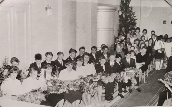 Dvietes absolventi 1967. gadā. Annas un Antona Zemnicku arhīvs.
