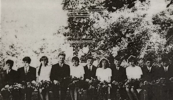 Dvietes absolventi 1968. gadā. Dvietes muižas arhīvs.