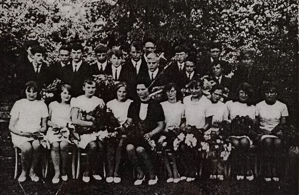 Dvietes absolventi 1969. gadā. Dvietes muižas arhīvs.