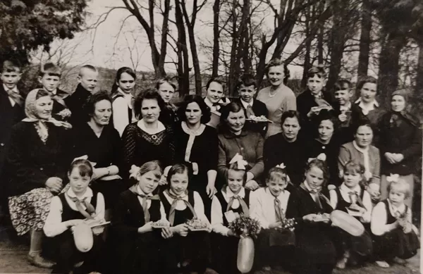 Dvietes skolas skolēni un skolotāji 1969. gadā. Dvietes novadpētniecības krātuve.