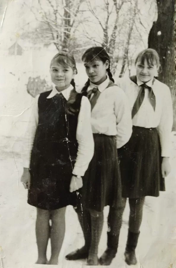 Dvietes skolnieces 1970. gadā. Līvijas Zemlickas arhīvs.