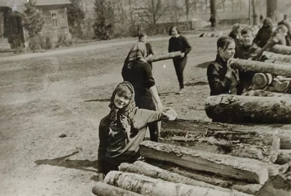 Dvietes skolnieces 1971. gadā. Līvijas Zemlickas arhīvs.