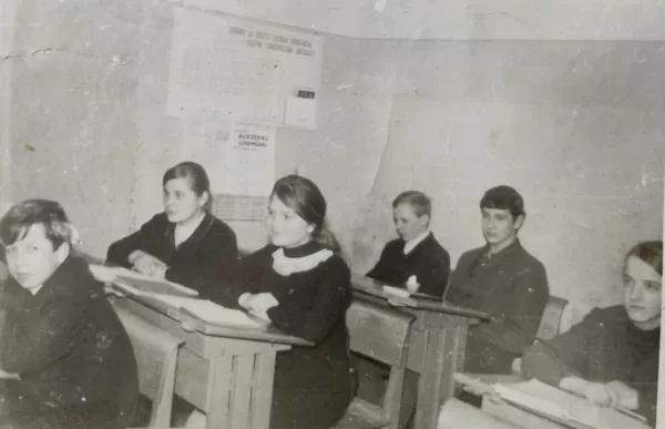 Dvietes skolēni 1971. gadā. Līvijas Zemlickas arhīvs.