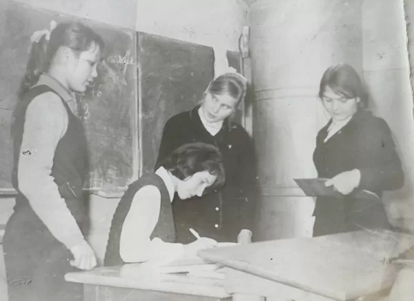 Dvietes skolēni 1971. gadā. Līvijas Zemlickas arhīvs.