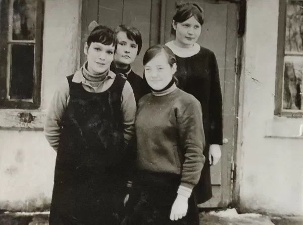 Dvietes skolnieces 1971. gadā. Līvijas Zemlickas arhīvs.