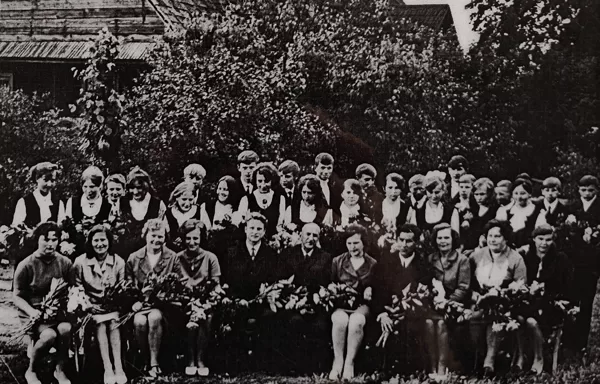 Dvietes absolventi 1971. gadā. Dvietes muižas arhīvs.