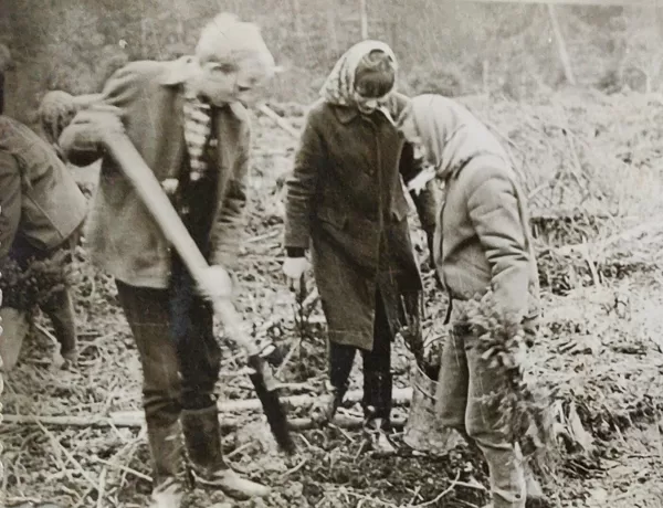 Dvietes skolēni 1971. gadā. Līvijas Zemlickas arhīvs.
