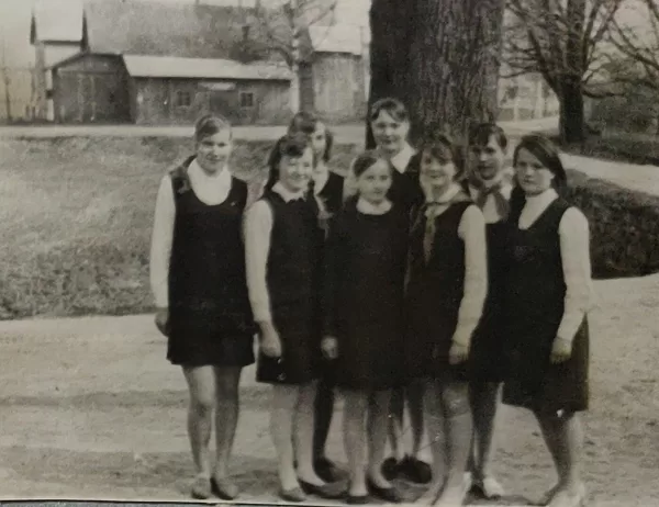 Dvietes skolēni 1971. gadā. Līvijas Zemlickas arhīvs.