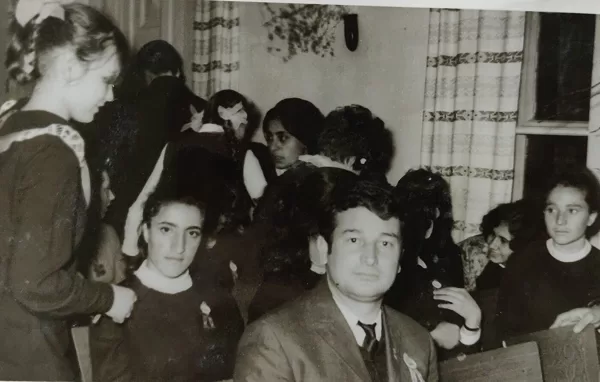 Dvietes skolēni un Armēnijas viesi 1971. gadā. Līvijas Zemlickas arhīvs.