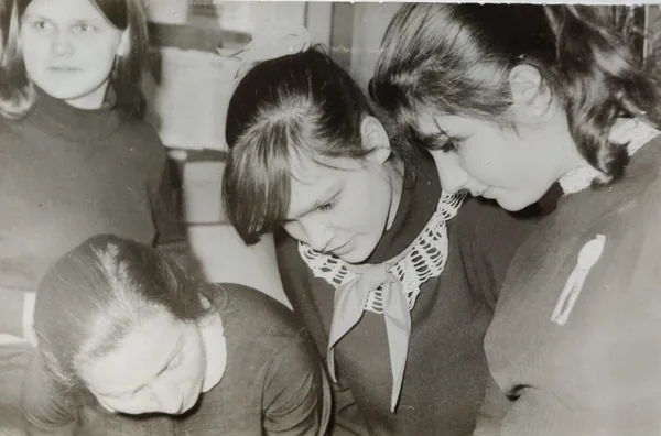 Dvietes skolēni un Armēnijas viesi 1971. gadā. Līvijas Zemlickas arhīvs.