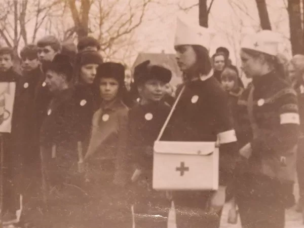 Dvietes skolas skolēni 1972. gadā "Kara spēle". Annas Rudzītes arhīvs.