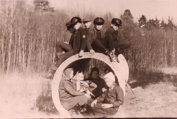 Dvietes skolas skolēni 1974. gadā. Annas Rudzītes arhīvs.