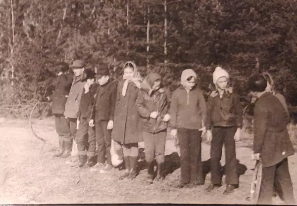 Dvietes skolas skolēni 1974. gadā. Annas Rudzītes arhīvs.