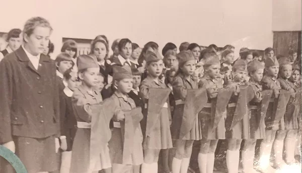Dvietes skolas skolēni 1974. gadā. Annas Rudzītes arhīvs.
