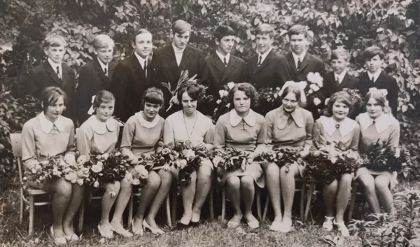 Dvietes absolventi 1972. gadā. Dvietes muižas arhīvs.