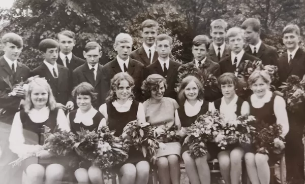 Dvietes absolventi 1970. gadā. Dvietes muižas arhīvs.